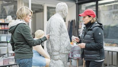 Bild: Heike Moellers/exb
Laura und Christel Lechner bei der Arbeit an einem Alltagsmenschen.
