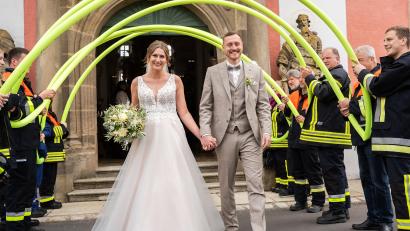 Bild: do
Für das Brautpaar Alica und Christofer Neukam stehen nach der Trauung in der Klosterkirche Speinshart auch Mitglieder der Feuerwehr Speinshart Spalier.