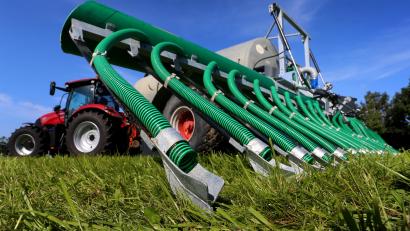Symbolbild: Karl-Josef Hildenbrand/dpa
Ein 81-Jähriger ist in der Gemeinde Ursensollen vom Traktor gefallen, weil er bewusstlos geworden ist.