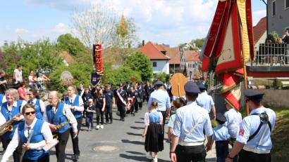 Bild: lei
Festzug und Gegenzug begegnen sich auf dem Weg durch Edelsfeld.