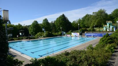 Bild: bey
Am Pfingstsamstag wird die Badesaison im Pleysteiner Freibad eröffnet. Die Liegewiesen sind gemäht, ebenso wurden die Grünanlagen um die Freizeiteinrichtung herum gepflegt. Es fehlen nur noch das passende Wetter und die Badegäste.