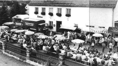 Archivbild: ld
Ein Bild vom Bürgerfest 1988: Da war der Platz vor dem Rathaus eingetischt und viele Aktionen fanden auf der Straße statt. Nach der Umgestaltung des Rathausumfeldes ist nun genug Platz auf der Grünanlage hinter Rathaus und am Bauhof.