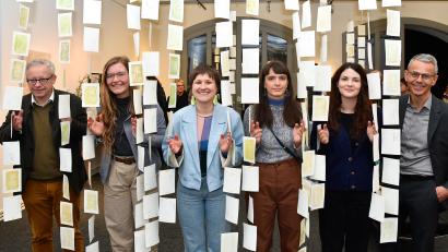 Bild: Petra Hartl
Vernissage der Preisträger 2023 des Sparda-Kunstpreises mit (von links): Kulturreferent Fabian Kern, Miriam Dietl, Paula Schmidt, Flora Lottner, Jule Rudrof und Michael Gruber von der Sparda-Bank Ostbayern.