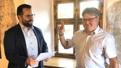 Bild: wro
Die Eidesformel wurde von Bürgermeister Matthias Grundler (links) vor- und dann vom neuen Gemeinderatsmitglied Gerhard Fichtner (rechts) nachgesprochen.