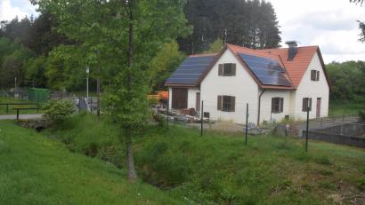 Bild: fz
Die Abwasseranlage der Gemeinde Püchersreuth in Wurz. Die Photovoltaikanlage auf dem Gebäude wird finanziellen Nutzen bringen. Weitere Investitionen in Steuer- und Regeltechnik sollen dem folgen.