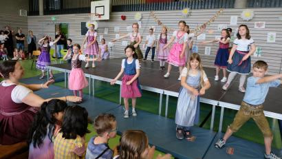 Bild: le
Lieder, Spiele und vor allem Tänze zeigen die Kinder und erhalten kräftigen Beifall.