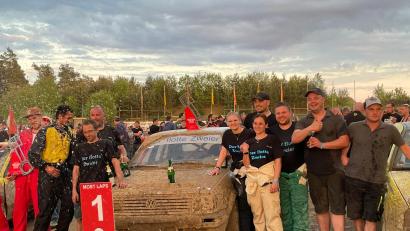 Bild: Karl-Heinz Dietrich
Das nordbayerische Motorsportteam "Der flotte Zweier" mit Fahrern des MSC Wiesau nach dem Sieg in Höchstädt.