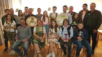Bild: Peter Garreiss
Die Schützenkönige, Schützenliesl, Pokalsieger und Vereinsmeister 2024, Luftpistolen-Pokalgewinner sowie Schüler- und Jugendpokalgewinner und Gewinner der Brotzeitscheibe des Schützenvereins Loisbachtal Heumaden und Gewinner der Hochzeitsscheiben werden im Schützenhaus gefeiert. Dritter Bürgermeister Helmut Meindl (rechts) gratuliert den Siegern und Teilnehmern zu ihren sportlichen Leistungen.