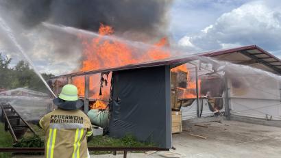 Bild: Kreisbrandinspektion Cham 
Die Lagerhalle einer Schreinerei in Michelsneukirchen im Landkreis Cham hat lichterloh gebrannt.