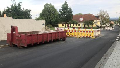 Bild: wro
Die Baustelle in der Marienstraße und die damit verbundenen Sperrungen und Umleitungen sorgen für Behinderungen. Die Auswechslung der Wasserleitungen im Gemeindebereich war auch Thema in der aktuellen Bürgerversammlung.