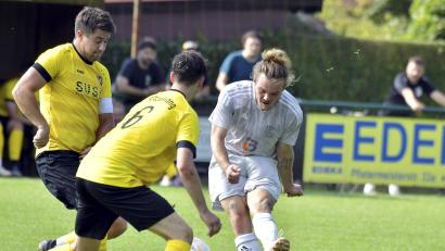 Archivbild: Hubert Ziegler
Lukas Schmidt (rechts) und der SC Germania Amberg treffen in der Relegation zur Kreisliga auf die SpVgg Windischeschenbach.
