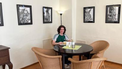 Bild: ihl
Wer im Café Karl Platz nimmt ist von Patricie Císlerovás Werken eingerahmt.