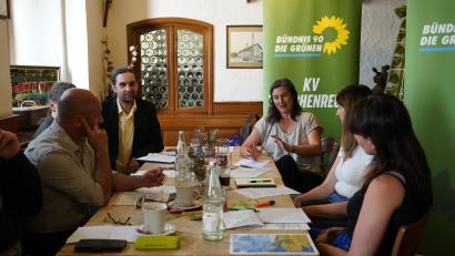 Bild: kaz
Die Grünen aus Tirschenreuth, Neustadt und Weiden hatten zu einer Diskussionsrunde nach Friedenfels eingeladen. "Was bringt das Europawahlprogramm im ländlichen Raum?" war das Thema. Zu Gast war Europaabgeordneten Anna Deparney-Grunenberg.