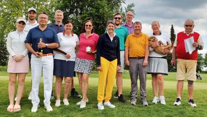 Bild: lst/exb
Spielleiter Reinhold Scharl (rechts) und die GLCS-Pros Steve Anders und Norbert Hell (hinten links) gratulierten den Siegerinnen und Siegern des „Ladies first“-Turnieres.