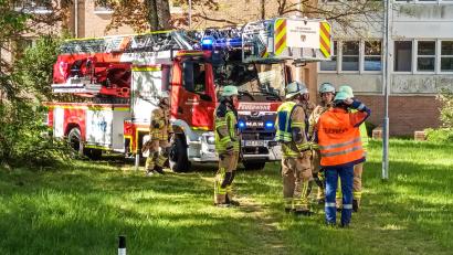 Bild: Felix Haas/exb
Bei der Evakuierungsübung in der Asklepios Klinik Lindenlohe klappt die Zusammenarbeit der Feuerwehren untereinander ebenso gut wie mit dem Klinikpersonal.