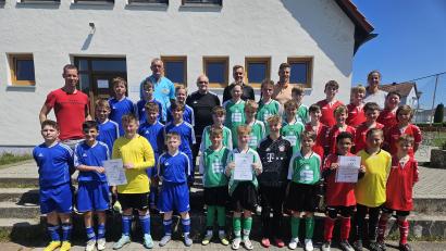 Bild: khg
Auf dem Bild alle Mannschaften der Altersgruppe Jungen IV nach dem Regionalentscheid auf dem Sportgelände des FV Vilseck.