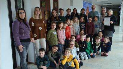 Bild: Arnold Koch/exb
Die Kinder der Werner-Porsch-Schule erhielten zum Dank für ihre Spende eine Dankurkunde.