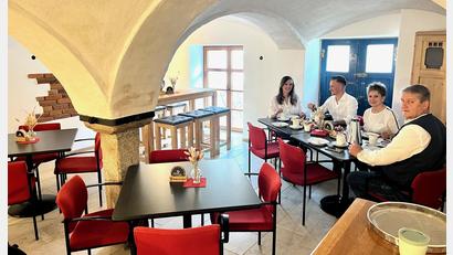 Bild: Gabi Schönberger
Die Familie Greiner aus Neustadt/WN ist im Herzstück des "Busl-Hofes", einem Raum mit einem beeindruckenden Gewölbe, in gemütlicher Runde zusammengekommen.