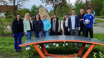 Bild: Stadt Waldershof/exb
Eine Teqball-Platte bereichert nun den Stadtpark Waldershof