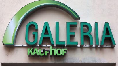 Bild: Karl-Josef Hildenbrand/dpa
Ein beschädigter Schriftzug ist an einer Filiale der Kaufhauskette Galeria Kaufhof in Würzburg zu sehen.