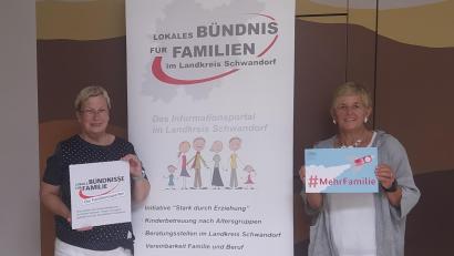 Bild: Andre Stephan-Park, Agentur für Arbeit Schwandorf/exb
Die beiden Sprecherinnen Dorothea Seitz-Dobler (links) und Helga Forster freuen sich über die Auszeichnung "Bündnis des Monats".