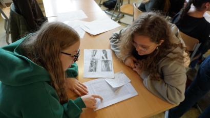 Bild: Mittelschule Mitterteich/exb
Professorin Dr. Erika Rosenberg hatte Kopien der Originalunterlagen von Oskar Schindler mitgebracht, die die Schüler in Arbeitsgruppen bearbeiteten.