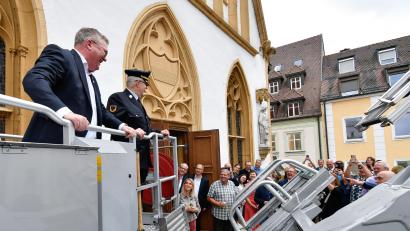 Bild: Petra Hartl
Vom Balkon des Rathauses aus durfte Oberbürgermeister Michael Cerny an seinem 60. Geburtstag abheben. Die Feuerwehr hievte ihn per Teleskopgelenkmast in die Höhe.