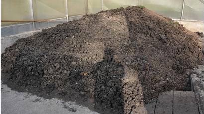 Symbolbild: jr
Getrockneter Klärschlamm wartet auf seine Entsorgung.