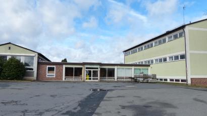 Bild: hme
Mit dem Bau des großen Bürgersaals anstelle der jetzigen Turnhalle (links) werden die Sanierungsarbeiten beginnen