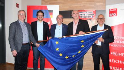 Bild: stg
SPD-Kreisvorsitzender Uli Roth (Zweiter von rechts) zeigten mit Verdi-Bezirksgeschäftsführer Alexander Gröbner, SPD-Unterbezirksvorsitzendem Simon Grajer, MdEP Thomas Rudner sowie SPD-Bezirksvorsitzendem Ismail Ertug Flagge für Europa.