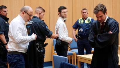 Bild: jut
Ein Polizist legt dem Angeklagten seine Handfesseln wieder an. Im Vordergrund die beiden Verteidiger des 29-jährigen Drogendealers, Dominic Kriegel (vorne links) aus Weiden und Johannes Büttner aus Regensburg.