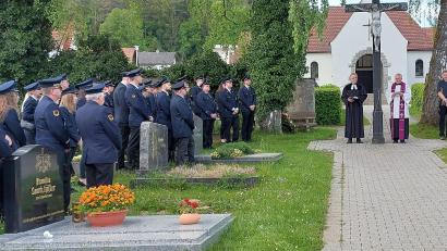 Bild: mfh
Mit einer ökumenischen Andacht auf dem Friedhof begannen die Feiern zum 150. Geburtstag der Feuerwehr Etzelwang.