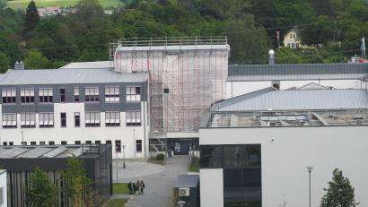 Bild: Gabi Schönberger
Der Verbindungstrakt zwischen den Gebäuden für Betriebswirtschaft und Wirtschaftsingenieurwesen soll bald fertig sein. Dann soll auch das Gerüst auf dem OTH-Campus verschwinden. Allerdings werden die Gebäude bald schon wieder Baustelle, weil das Dach undicht ist.