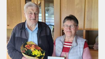 Bild: Tourismus- und Kulturverein/exb
Vorsitzende Gabi Eichenseher dankte Heinz Leitner für seine Tätigkeit als Kassier beim Tourismus- und Kulturverein Wiesau.