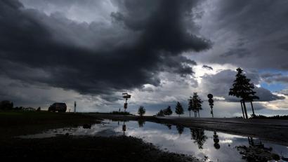 Symbolbild: Karl-Josef Hildenbrand/dpa
Zwei Menschen saßen während eines schweren Gewitters in Nürnberg auf ihrem Autodach fest.