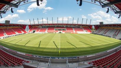 Archivbild: Armin Weigel
Das Jahnstadion in Regensburg wird zur EM 2024 für Public Viewing geöffnet.