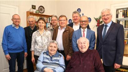 Bild: Jochen Neumann/exb
Dr. Werner Rose (vorne sitzend) feierte seinen 95. Geburtstag. Dazu gratulierten unter anderem Ehefrau Marga Rose (sitzend, links) sowie die Kinder Hans (links) und Ingrid (Dritte von links). Ihre Aufwartung machten auch (von links) der ehemalige Landrat Karl Haberkorn, FW-Fraktionsvorsitzender im Kreistag Hans Klupp, FW-Vorsitzender Rolf Hanauer, Stadtrat Bernhard Schmidt, stellvertretender Landrat Dr. Alfred Scheidler und Bürgermeister Johannes Reger.