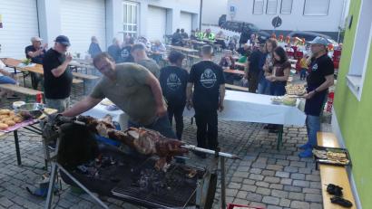 Bild: rn
Bereits am frühen Abend lockten die Klänge der Stadtkapelle und die Duftschwaden einer Sau am Spieß in die Ledergasse.