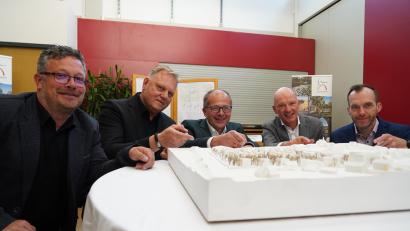 Bild: kaz
Die Stadt Kemnath hat einen neuen Investor für das Projekt Seepromenade gefunden. Von links: Bauamtsleiter Roland Sächerl, Geschäftsstellenleiter Reinhard Herr, Bürgermeister Roman Schäffler, Bernd Büsching, Geschäftsführer Kewog und Projektleiter Rainer Hecht.