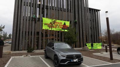 Bild: Roland Wellenhoefer
"Ziegler, Hands off Romanien Primary Forests!" steht auf dem Transparent, das die Aktivisten im März an der Ziegler Zentrale bei Plößberg entrollt haben.