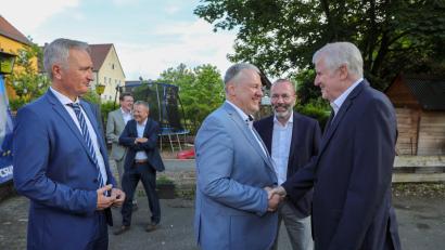 Bild: Wolfgang Steinbacher
Man kennt sich seit vielen Jahren und ist per Du: Landrat Richard Reisinger begrüßt freudig Horst Seehofer in Süß - und das nicht zum ersten Mal. Hinten steht Manfred Weber, Chef der größten Fraktion im Europaparlament in Brüssel, links CSU-Kreisvorsitzender und Landtagsabgeordneter Harald Schwartz.
