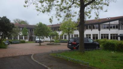 Bild: fz
Bei der Mittelschule beginnt die Stadt heuer mit Dach- und Toilettensanierung. Insgesamt gesehen nehmen Ausgaben für Schulen und Kindergärten weiterhin zu.