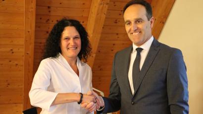 Bild: gru
Die neue Gemeinderätin Sabine Graf wird von Bürgermeister Hans-Jürgen Strehlnach ihrer Vereidigung begrüßt.