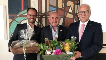 Bild: mma
Florian Rauch (links) für die CSU-Fraktion und Bürgermeister Bernhard Lindner (rechts) gratulieren und ehren Georg Götz für 40 Jahre Mitgliedschaft im Hahnbacher Marktgemeinderat.
