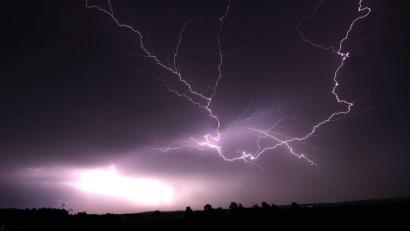 Symbolbild: Alexander Wolf/dpa
Die Feuerwehr rückte in Nürnberg wegen eines starken Gewitters zu 242 Einsätzen aus.