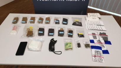 Bild: Polizeiinspektion Neumarkt in der Oberpfalz
Eine 42-Jährige aus Neumarkt in der Oberpfalz hat in größerem Stil Drogenhandel betrieben.
