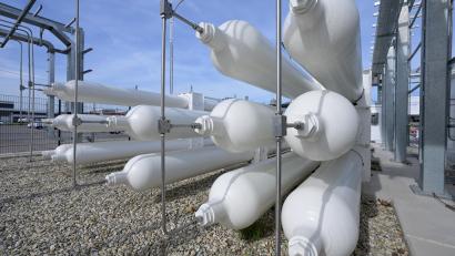 Symbolbild: Roland Schlager/dpa
Ein Blick auf Wasserstoffspeicher: Bei der Wasserstoffelektrolyse wird unter Einsatz von Strom das Wasser in Wasserstoff und Sauerstoff gespalten.