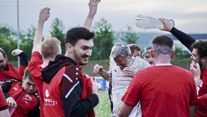 Bild: ref
Die obligatorische Bierdusche darf nicht fehlen: Hier kommt Schmidmühlens Trainer Hans Flierl in den Genuss.