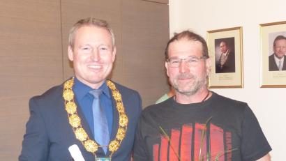 Bild: hme
Aus dem Gemeinderat Theisseil wird Thomas Bodensteiner von Bürgermeister Johannes Kett (rechts) verabschiedet
