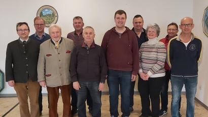 Bild: Wolfgang Schadl/exb
Neuer Jagdvorsteher von Pursruck-Schwand ist Markus Schadl (6. von links). Hier mit dem Vorstand und den Jagdpächtern.